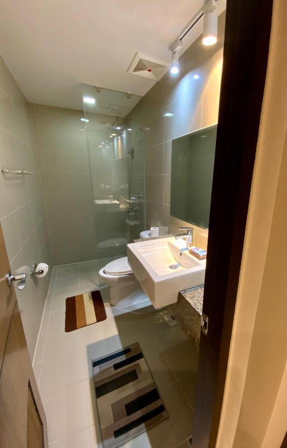 Classy 2Br Suite At Eastwood City With Pool And City Skyline View Manila Luaran gambar