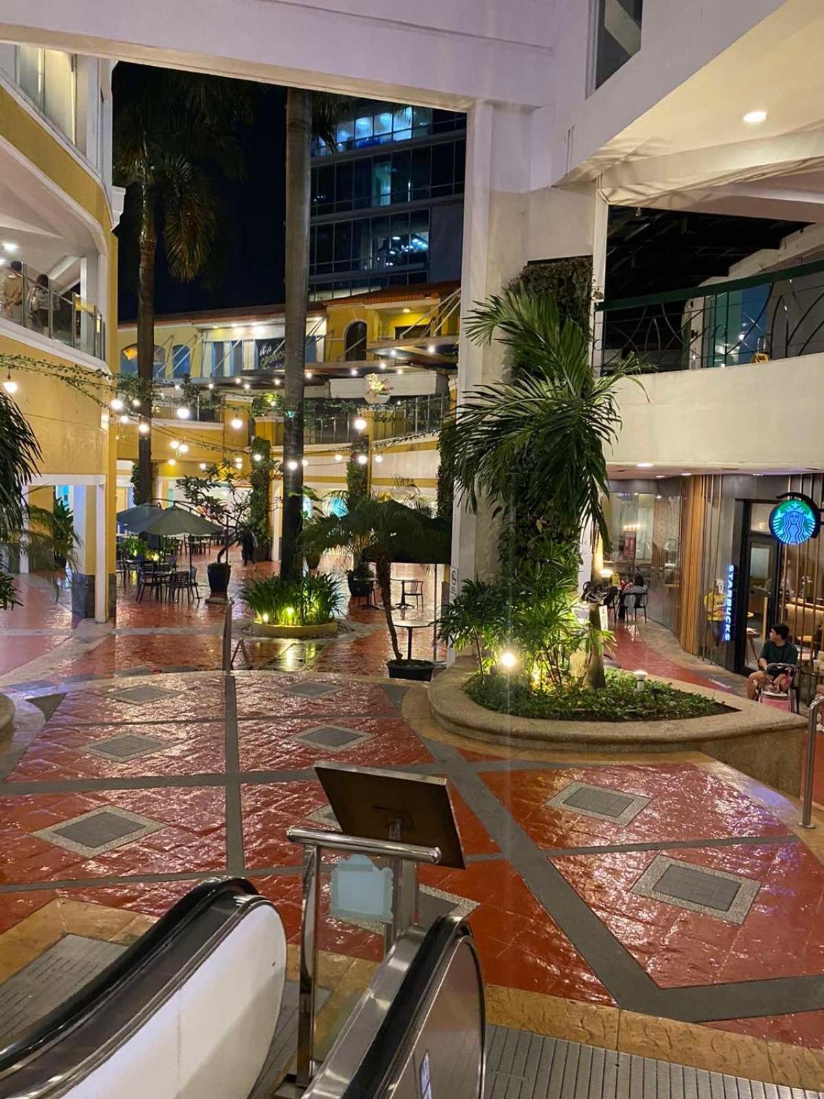 Classy 2Br Suite At Eastwood City With Pool And City Skyline View Manila Luaran gambar
