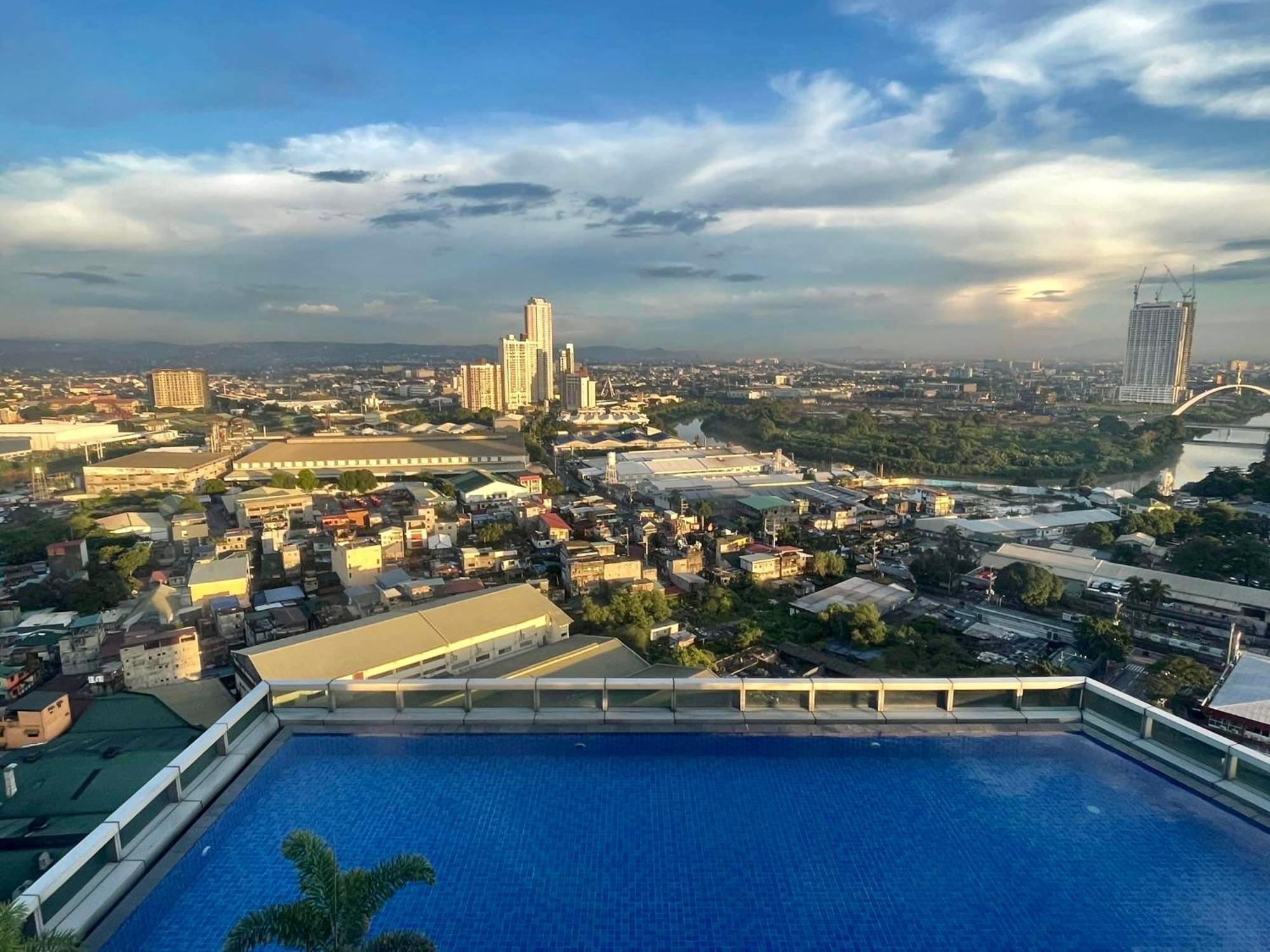 Classy 2Br Suite At Eastwood City With Pool And City Skyline View Manila Luaran gambar